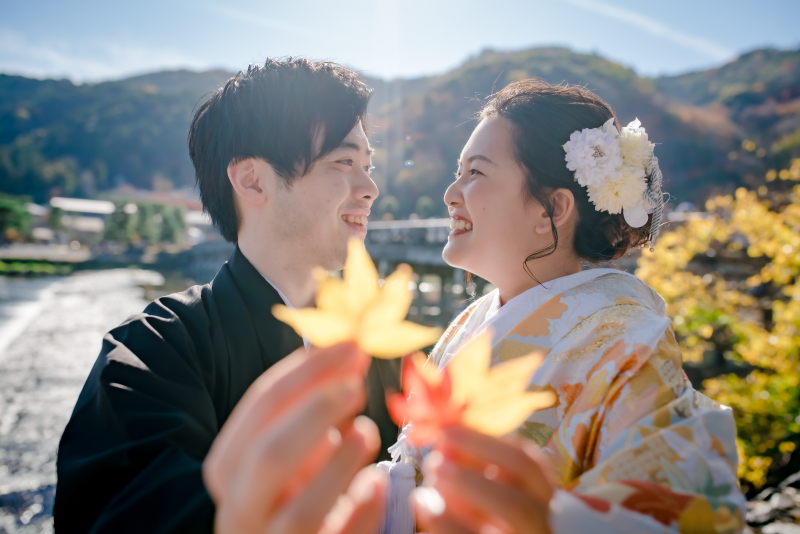 光る紅葉とおふたり