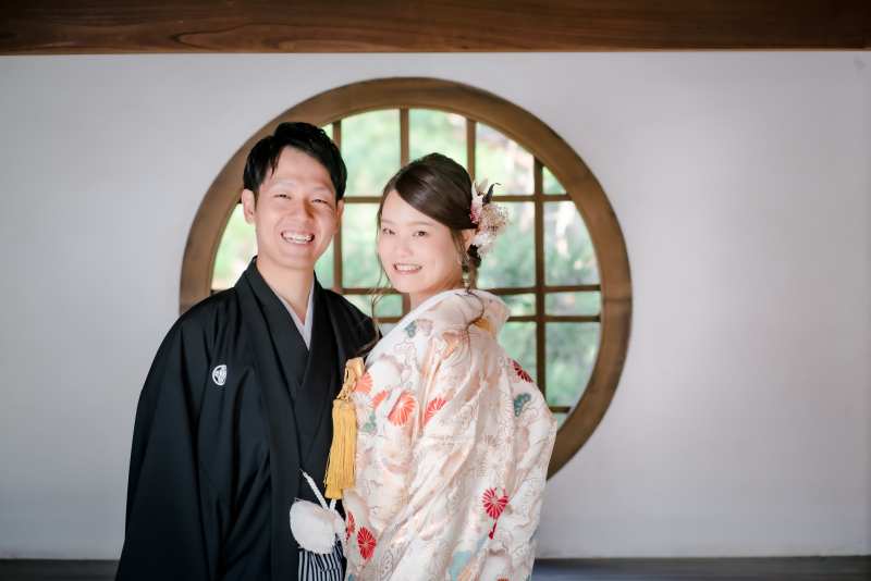 丸い窓を背景に！