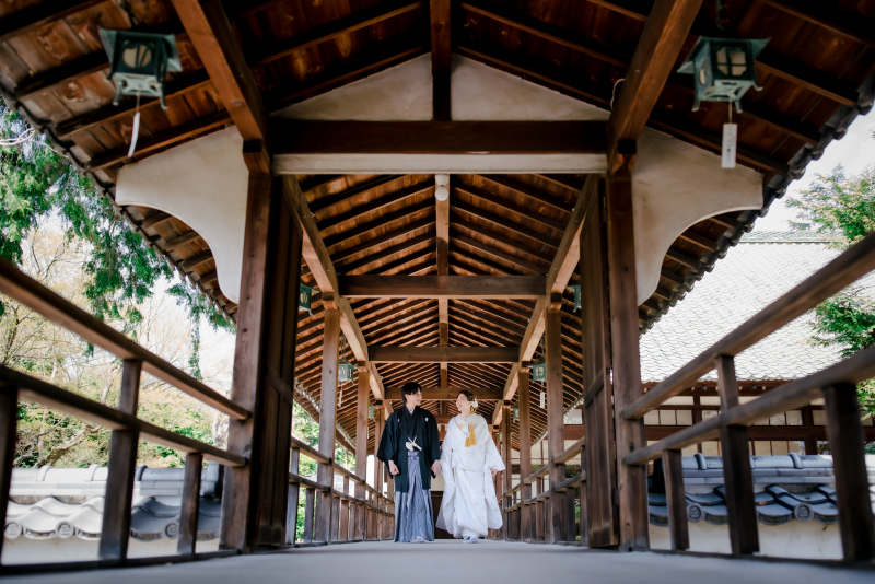 廊下を歩くお二人