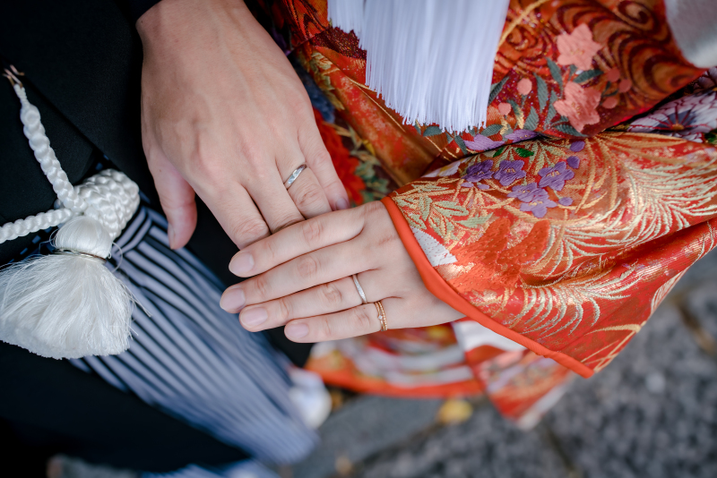 手元ショットで指輪がきらり♡