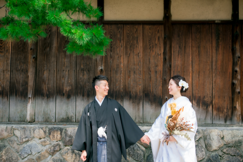 手を取り合って。