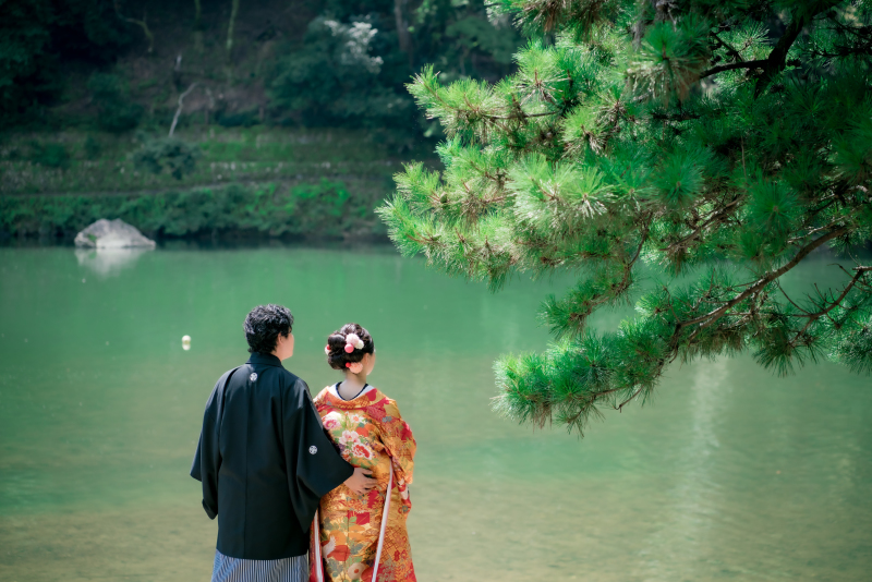 桂川を背景に。