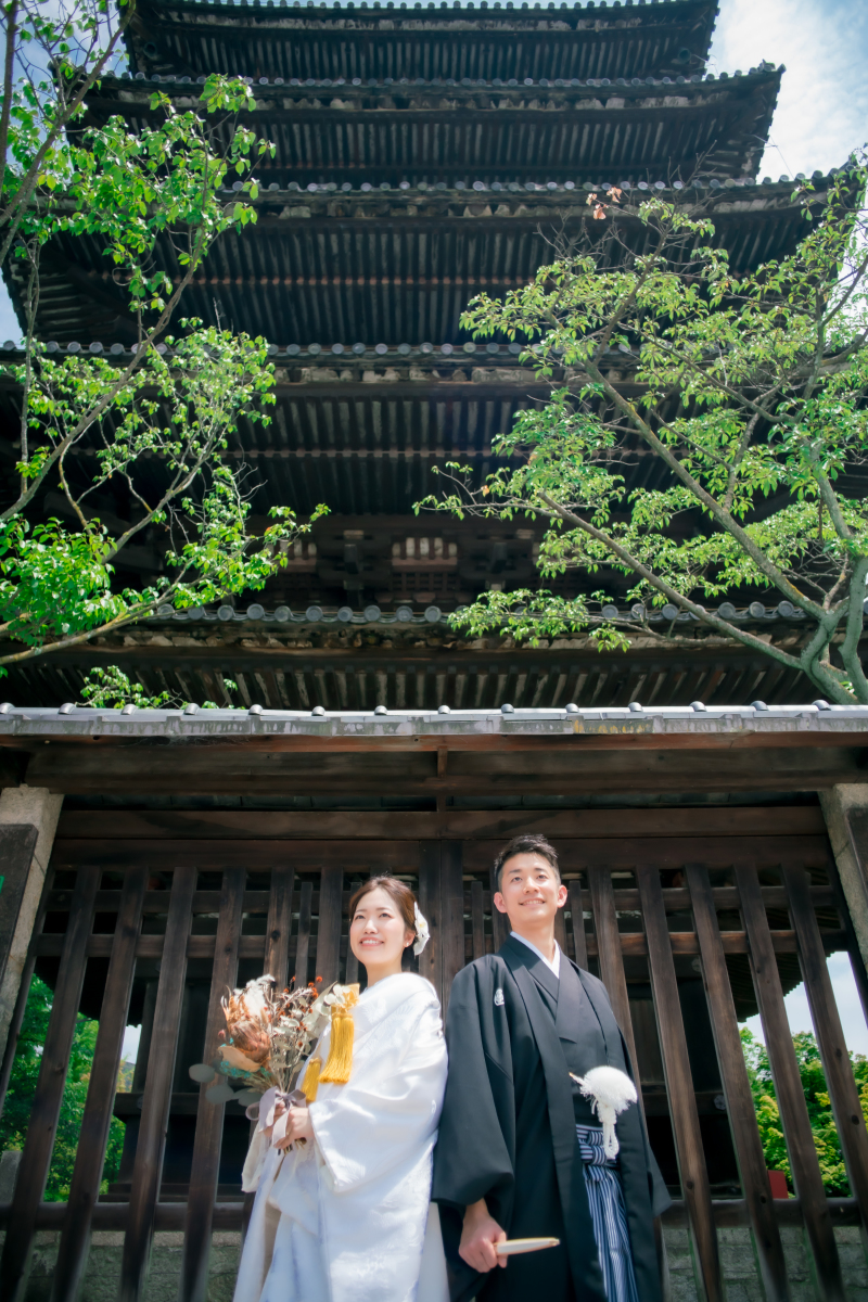 八坂の塔：塔の真下から