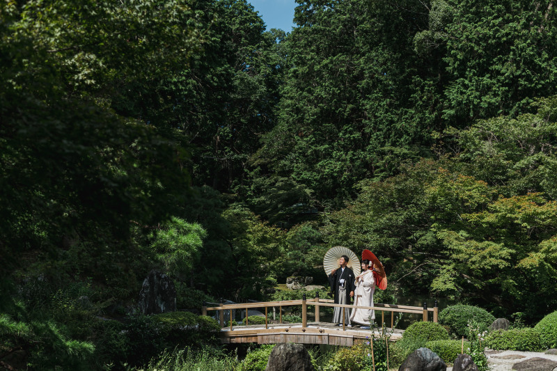 奥に広がる庭の風景