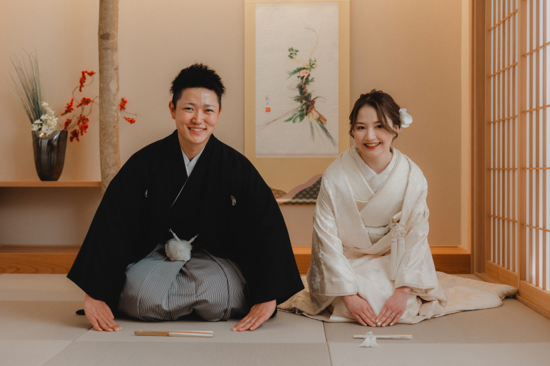 スタジオで正座のカット