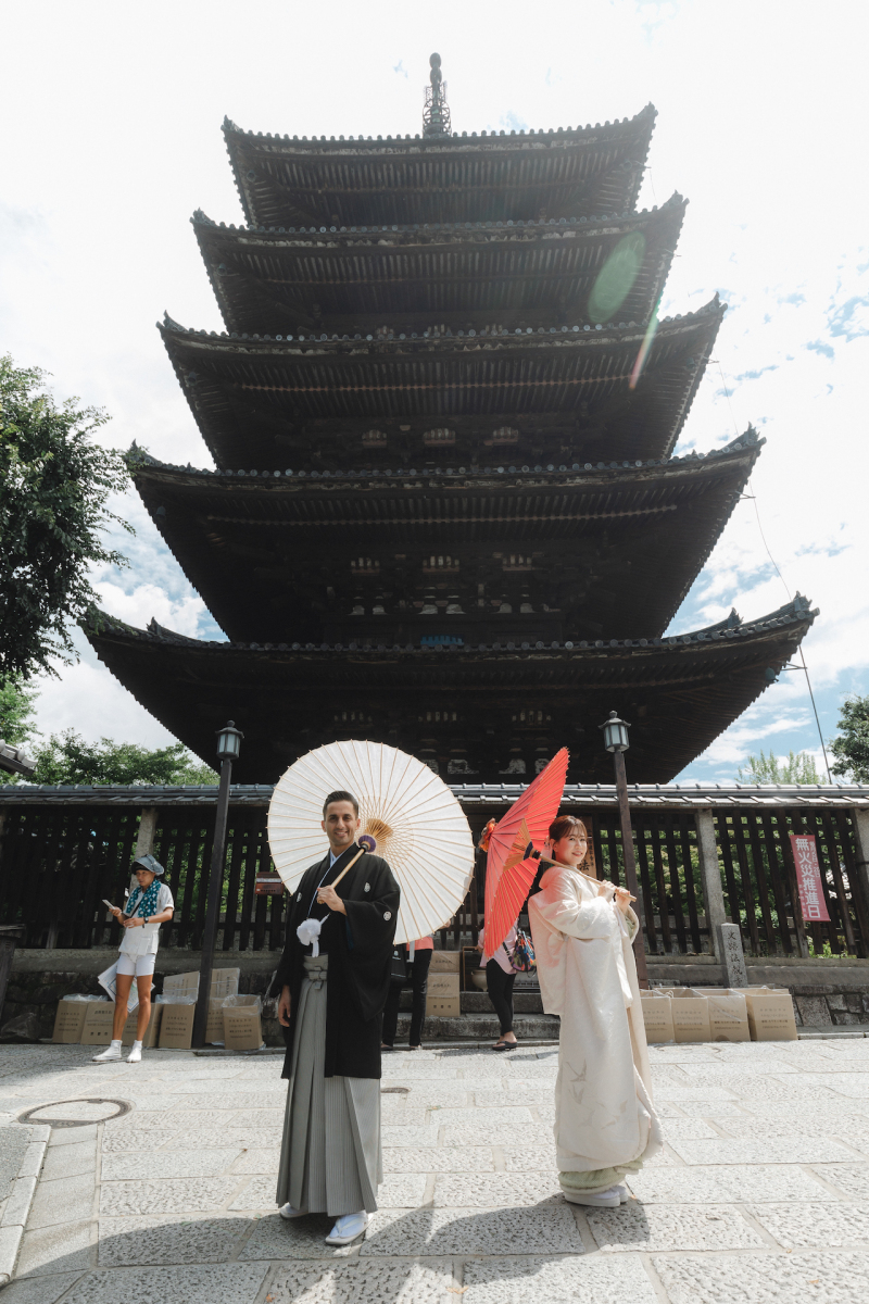 八坂の塔を背景に