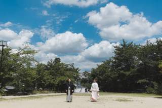 和装も洋装も緑の綺麗な季節に