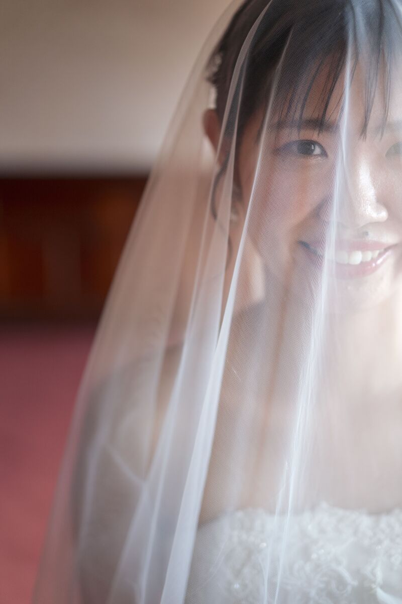 ベール越しに輝く、幸福感あふれる素敵な笑顔