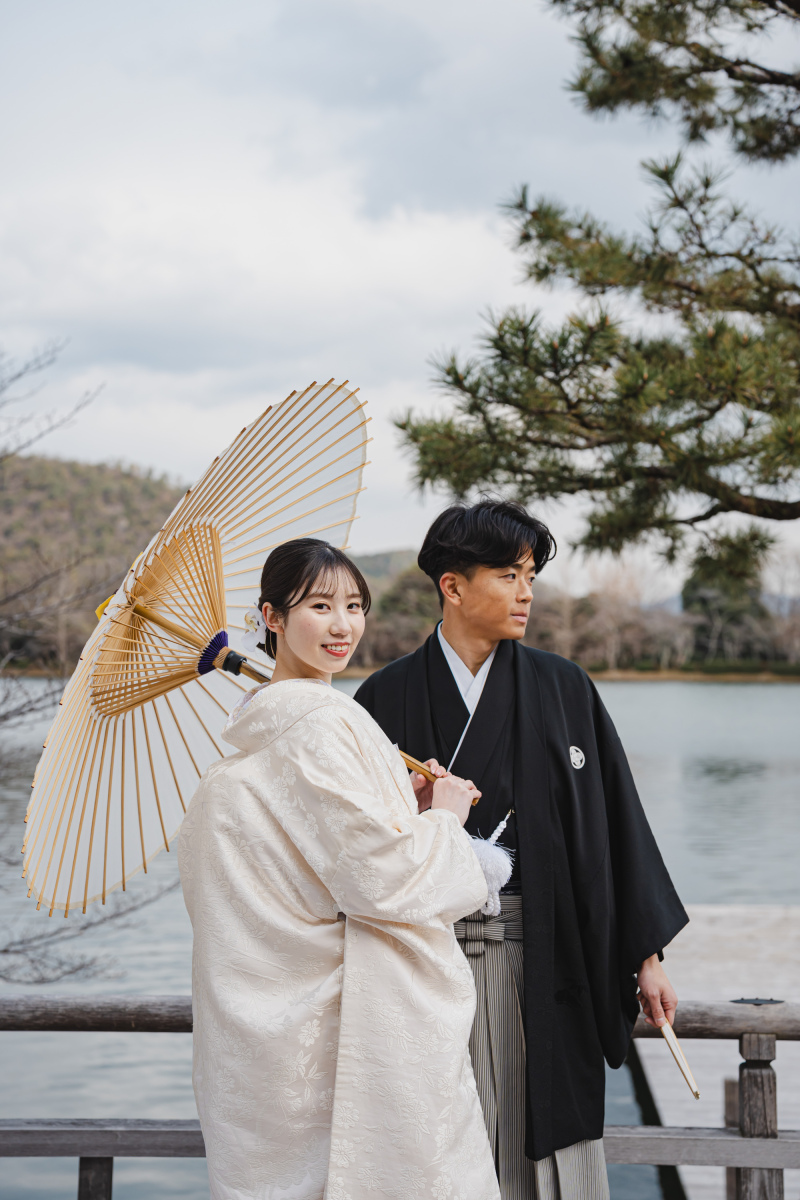 大沢池をバックに