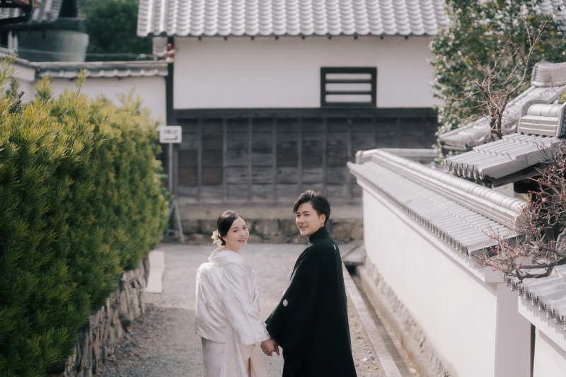 手を繋いで振り返り