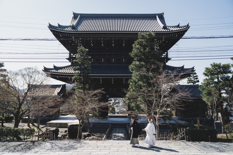 迫力ある山門前での撮影