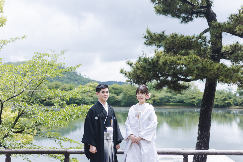 大沢池を背景に