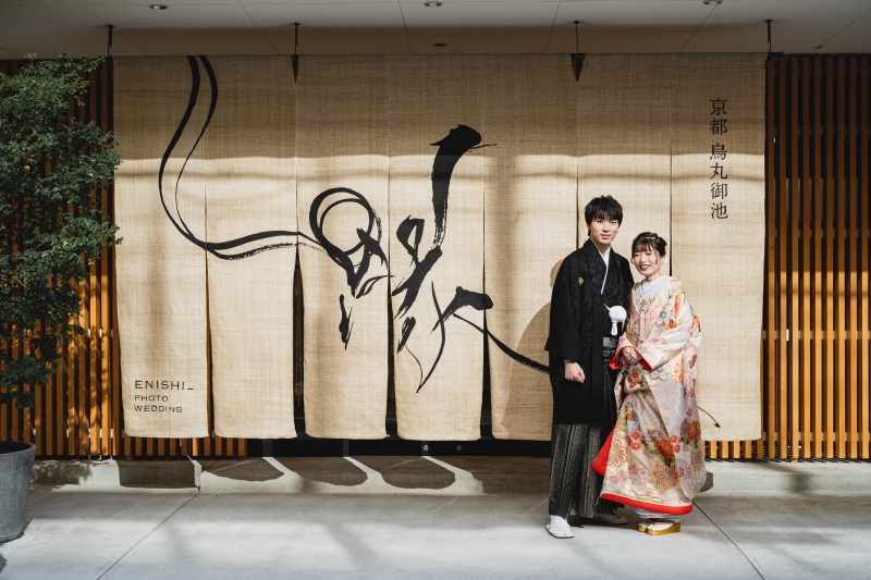 お店のシンボル、暖簾前で