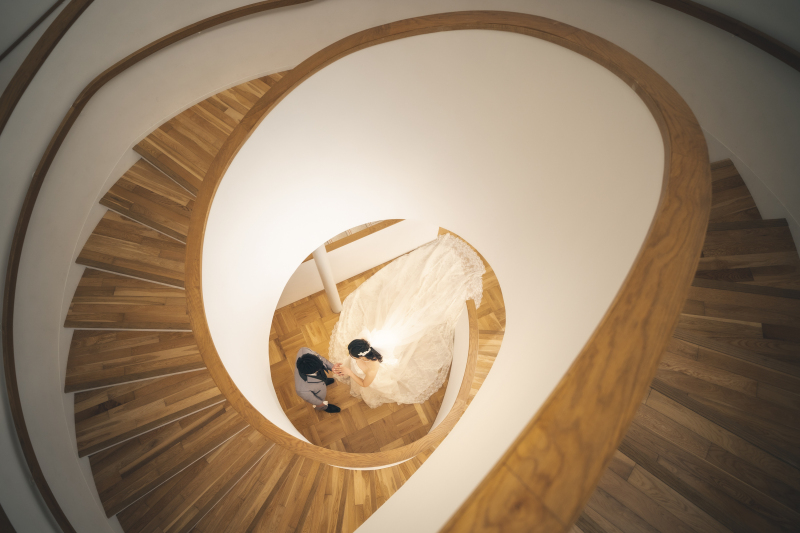 2人を包み込む螺旋階段