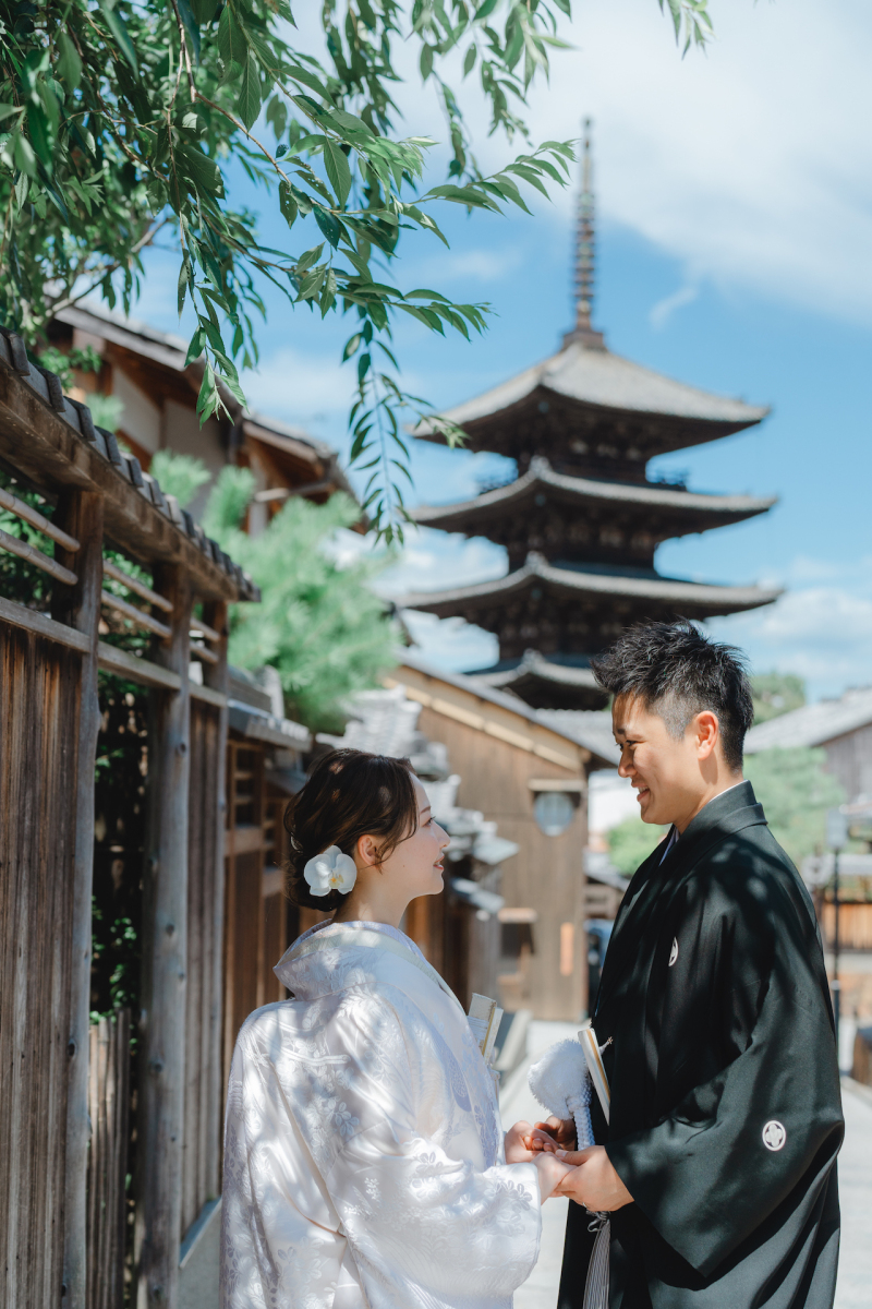 八坂の塔を背景に