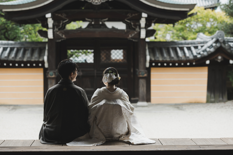 静かな縁側に佇む、京都の花嫁を美しく彩る和装姿