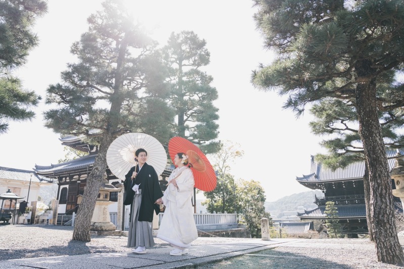 紅白の傘を使って