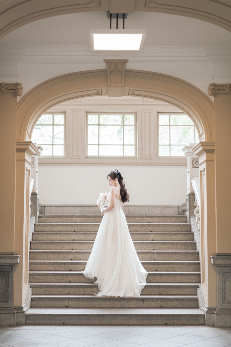 ドレスの後ろ姿