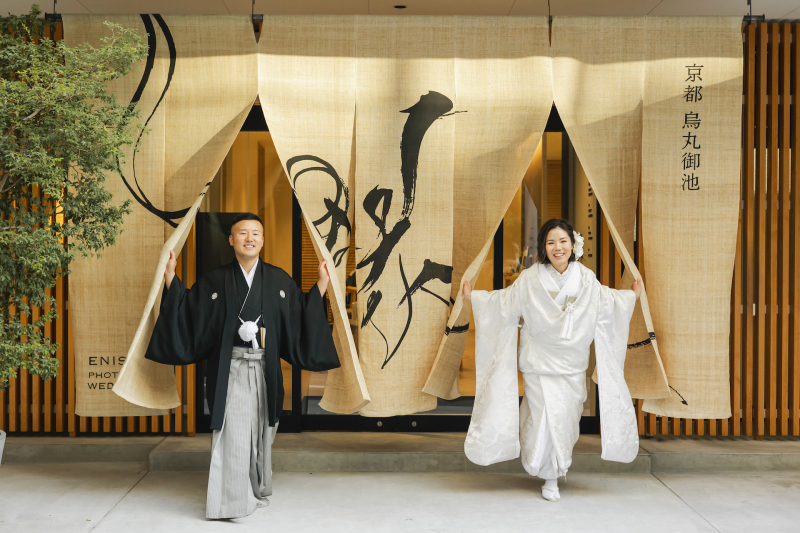 結びに当サロンの暖簾で撮影