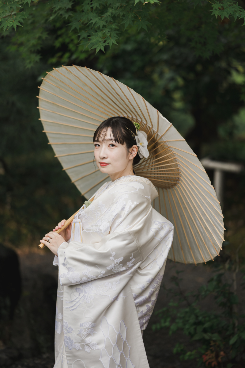 寺院で魅せる、花嫁の凛とした和装美を一枚に