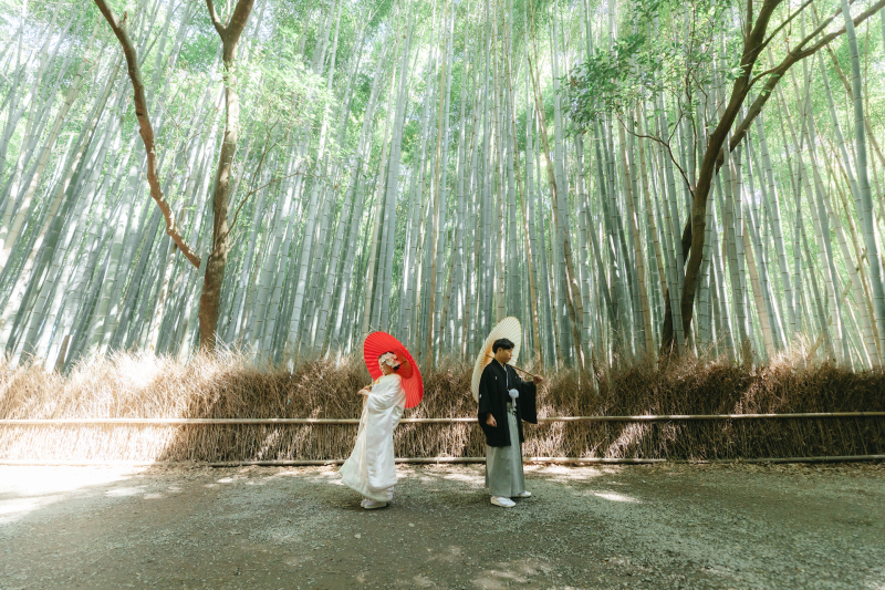 竹林を背景に引きの写真を