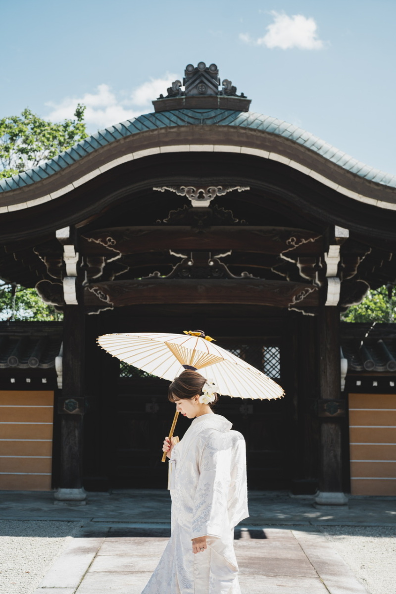 白無垢に白い番傘で