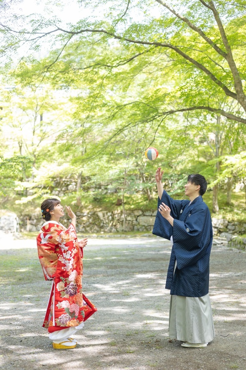 お外で紙風船♪