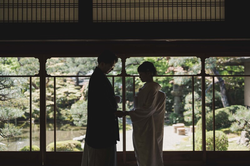 庭園を背景に