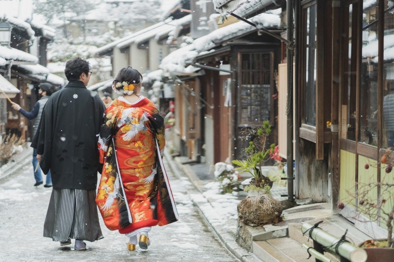 手を取り合って
