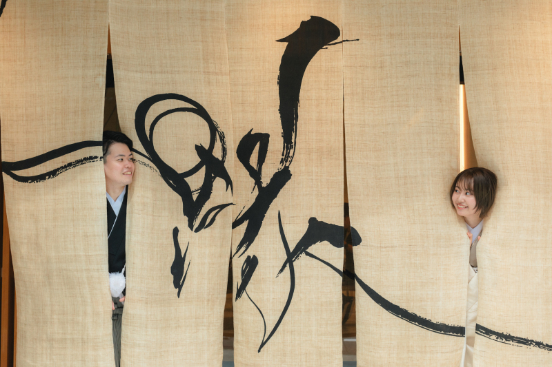 暖簾からひょっこり