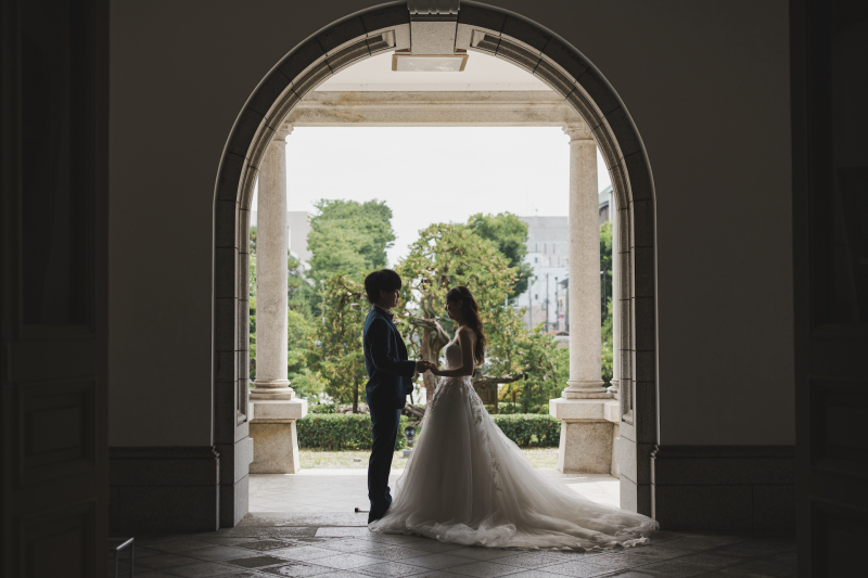 京都府庁旧本館の入り口で
