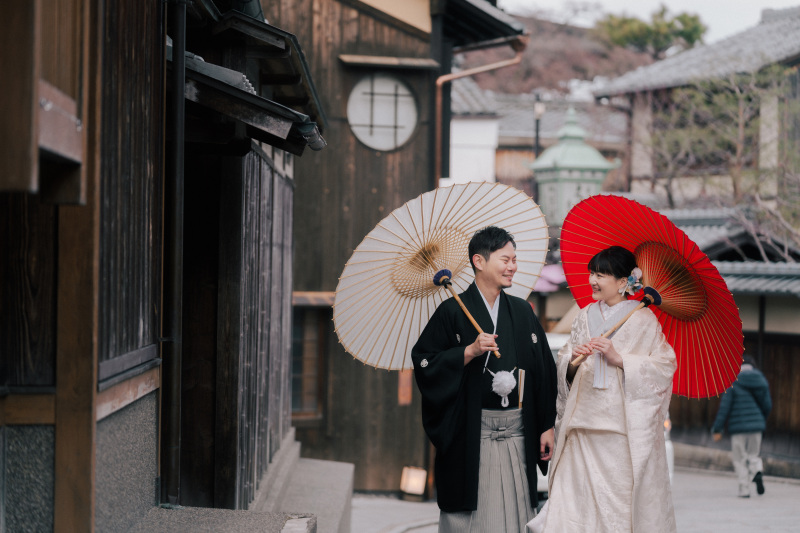 ふたりで和傘を持って