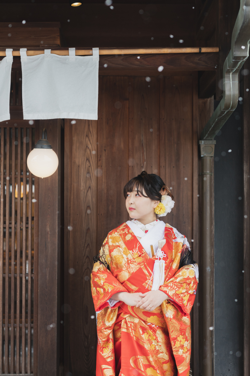 雪の中に赤色の和装衣装