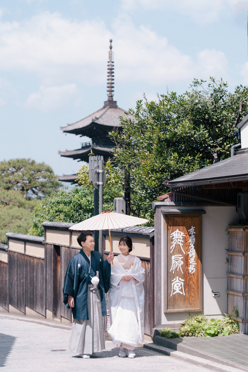 五重塔を背景に