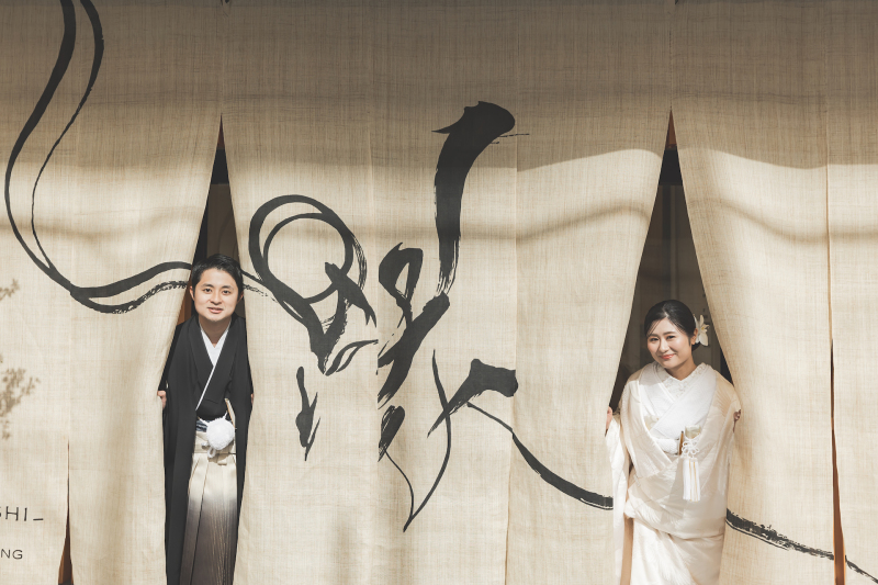 結びに当サロンの暖簾前で