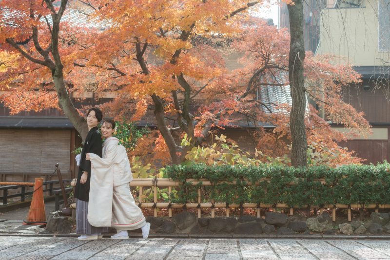 紅葉訪れた祇園の街