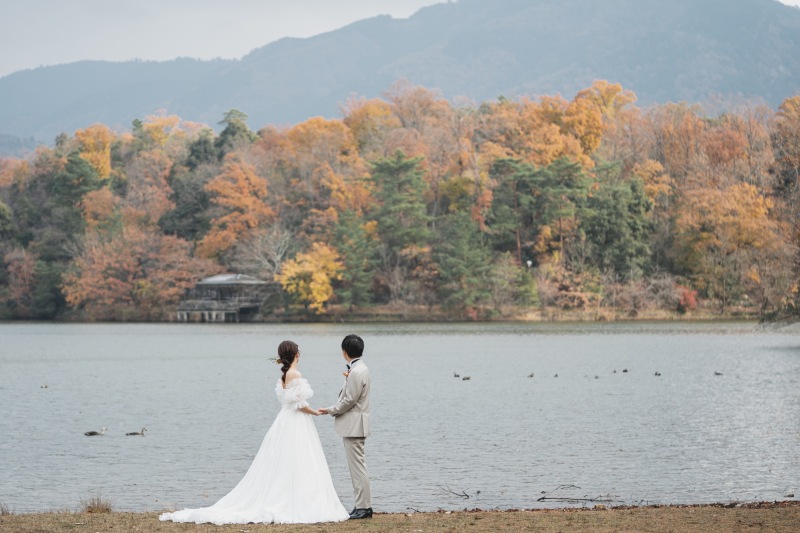 宝ヶ池をバックに