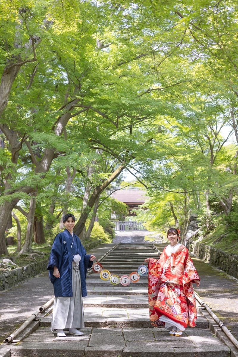 勅使門に続く坂道で。