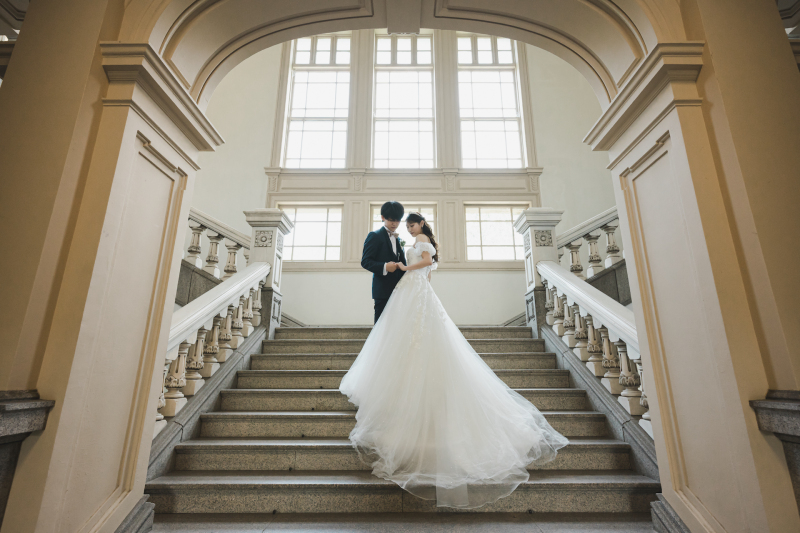 入り口前の階段で