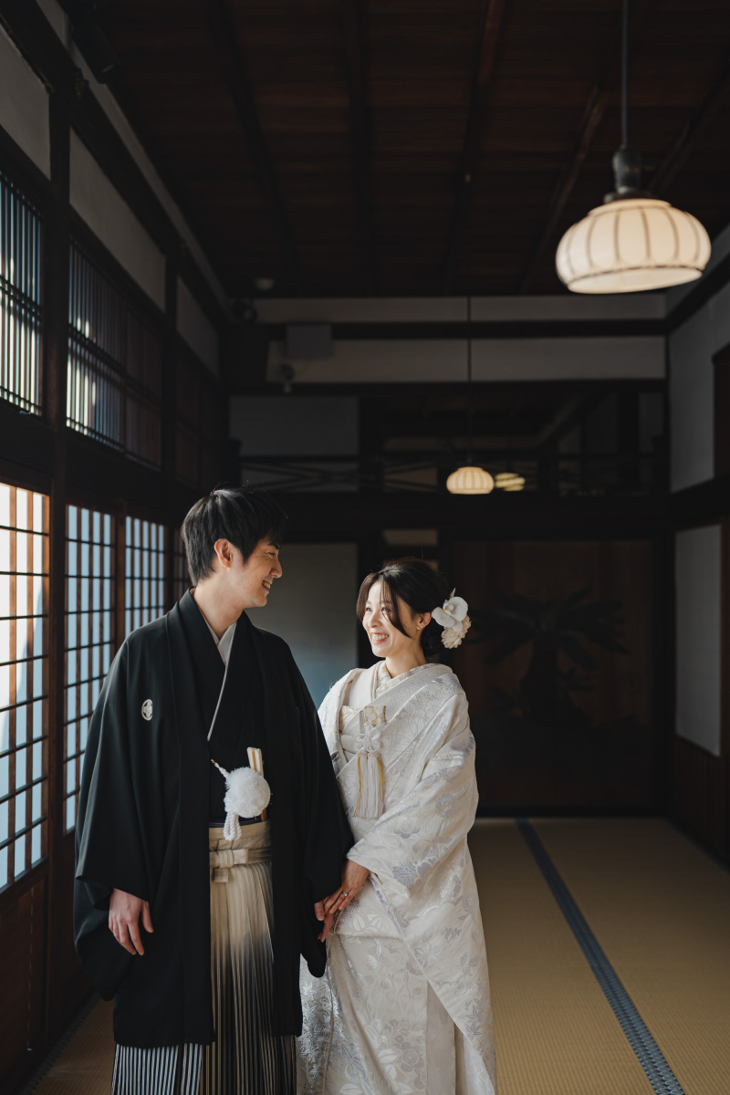 見つめ合って笑顔に