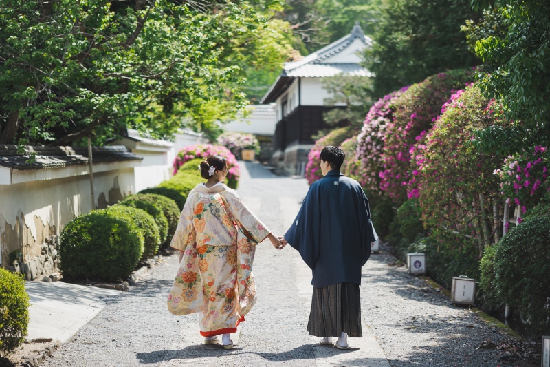 まずは屋内までの道でお散歩