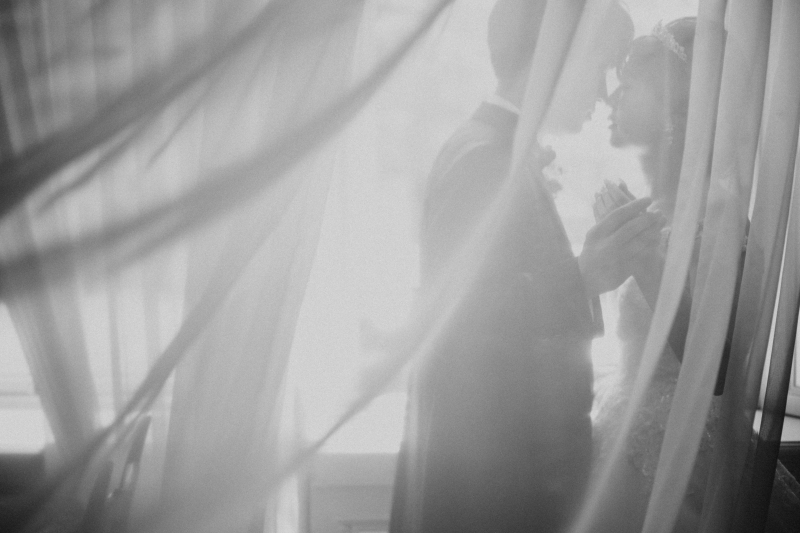 カーテンを生かしたロマンチックなショット