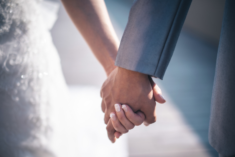 2人、手を取り合って。