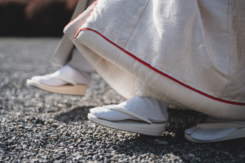 歩き出すお二人の足元を