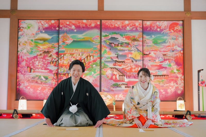 襖絵の前で正座ショット