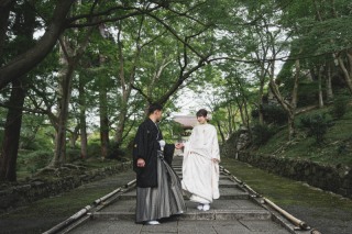 緑も綺麗な毘沙門堂