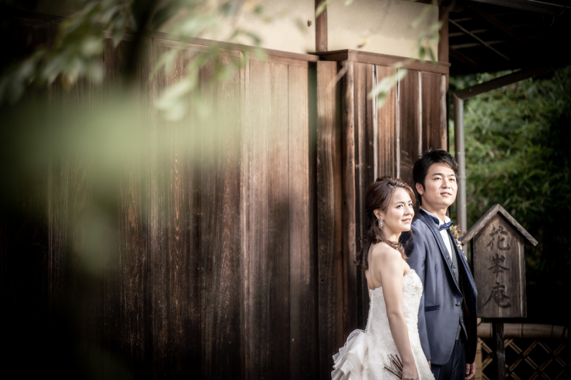 茶室をバックに