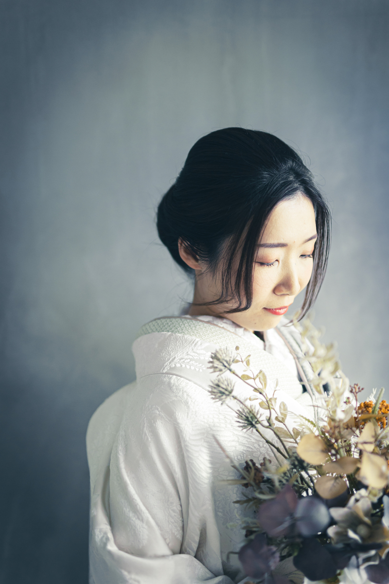 シンプルな背景に花嫁のソロショットを