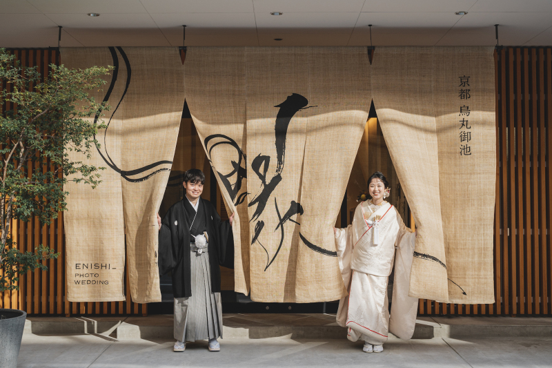 結びは暖簾前で