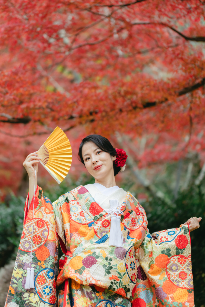 紅葉を背景に寄りで